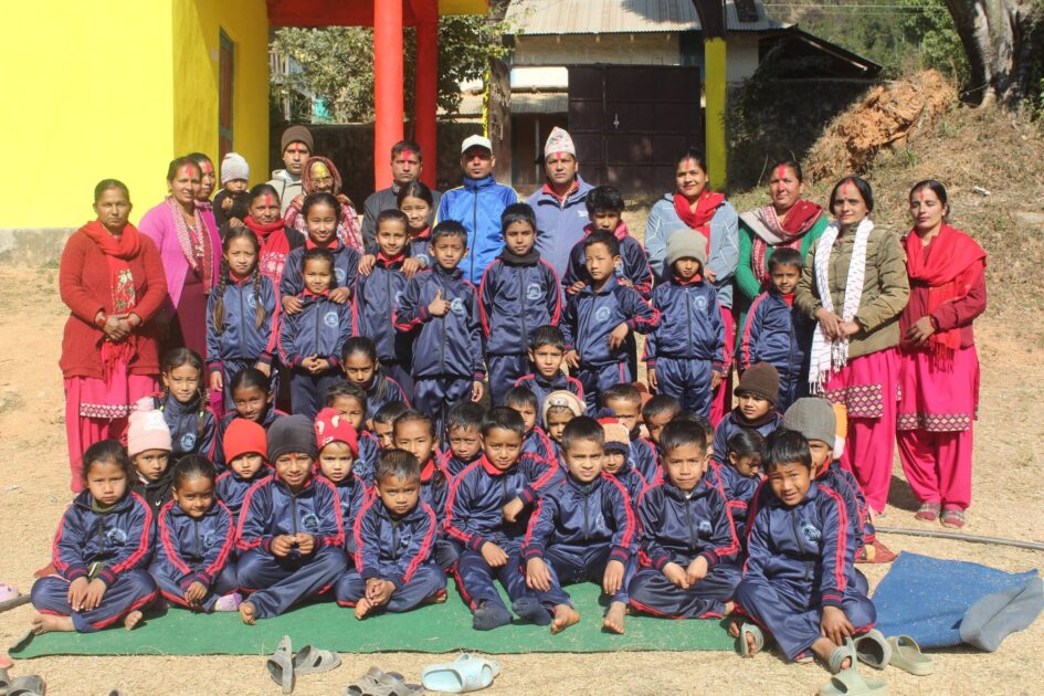 ऐरावतीमा विद्यार्थीलाई पोशाक वितरण