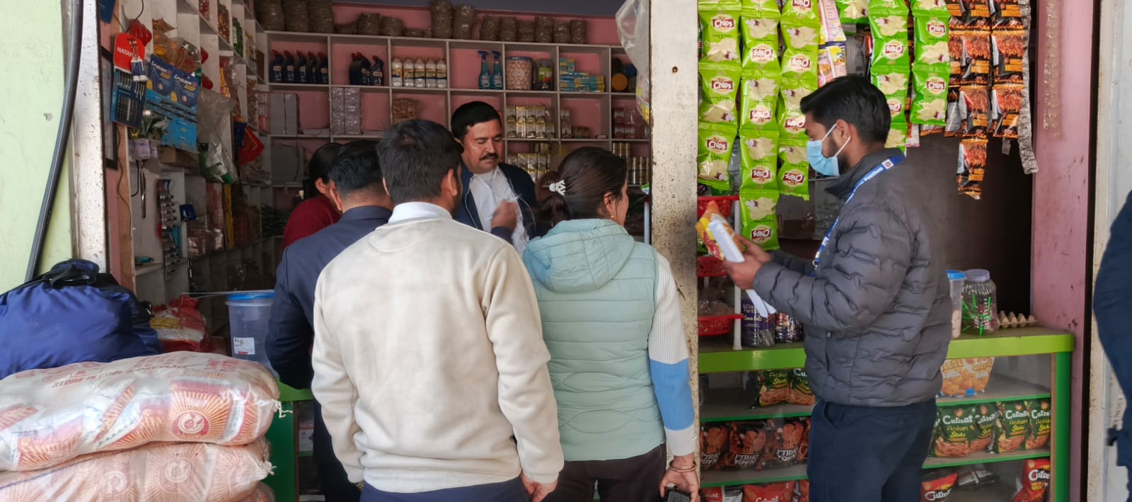 जस्पुर बजारका पसलहरु अनुगमन