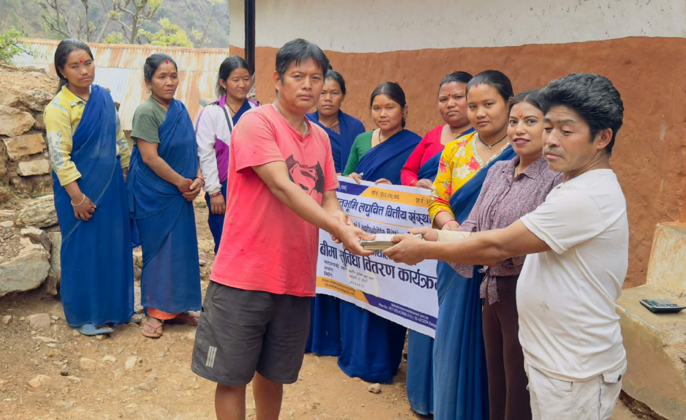 मातृभूमिले दियो मृतक परिवारका सदस्यलाई बिमा रकम