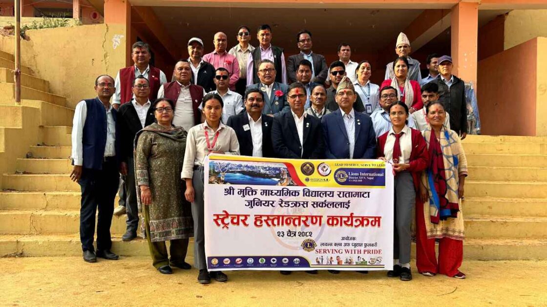 लायन्स फुलबारीद्वारा स्ट्रेचर हस्तान्तरण