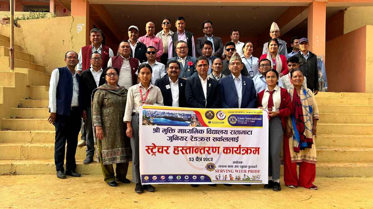 लायन्स फुलबारीद्वारा स्ट्रेचर हस्तान्तरण