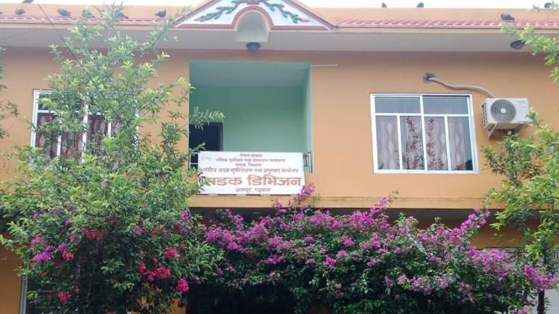 सडक डिभिजन प्युठानले अस्थायी संचरना हटाउने