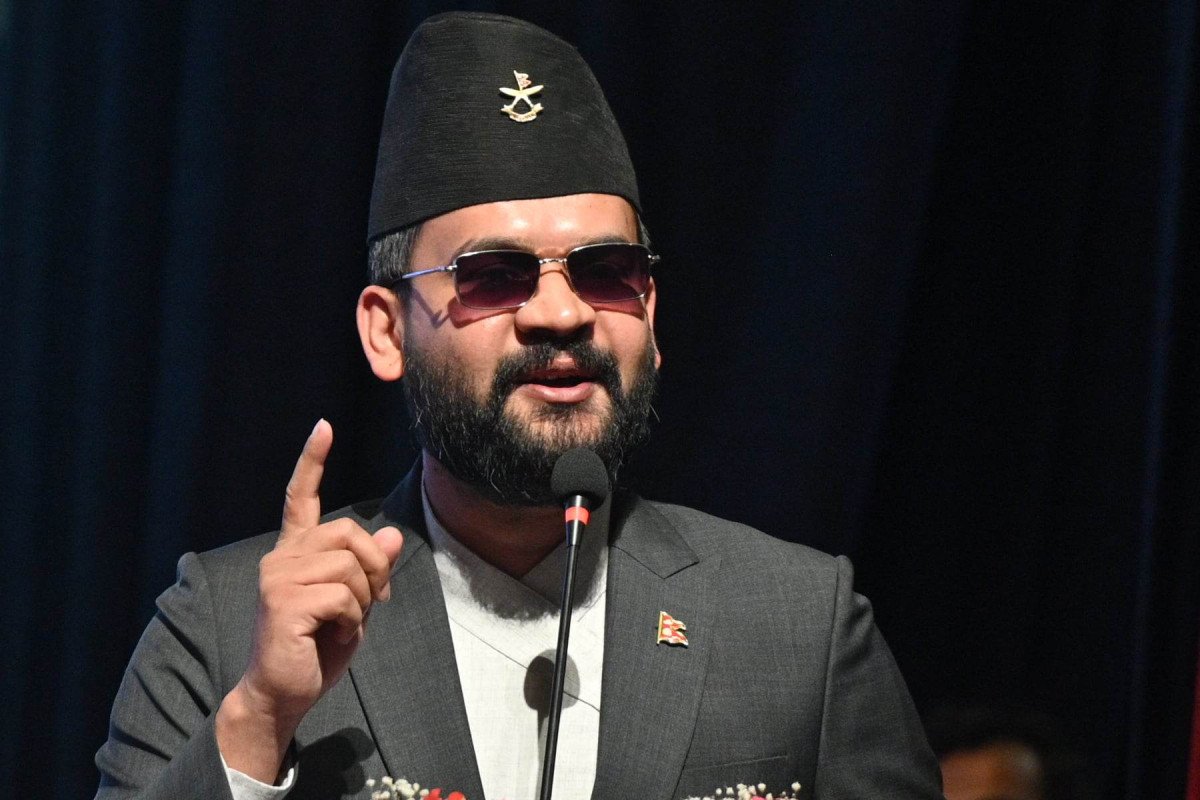 प्रधानमन्त्री शाह कालो चस्मा लगाएरै संसद् जाने